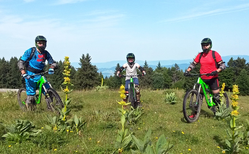 Les plaisirs d’une descente en VTT Annecy au printemps