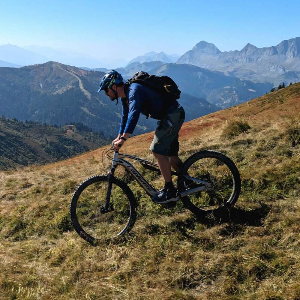 photo vtt annecy rider solo fond de montagne 4 vtt annecy solo sur fond de montagne